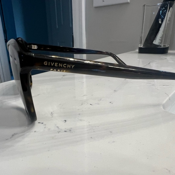 Givenchy women sunglasses, tortoise color - Picture 4 of 4